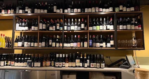 Mur à vin du restaurant Cadet