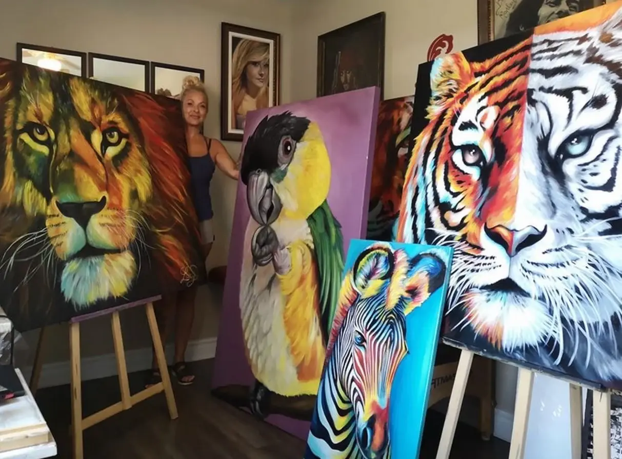 Lucy Dubois dans son atelier, entourée de grandes toiles peintes — l'artiste peintre derrière Célestattoo